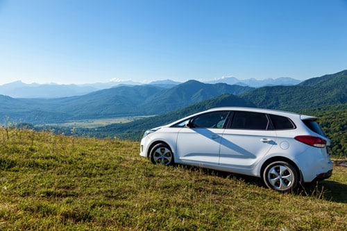 voiture-blanche-renault-se-dresse-pente-fond-belles-montagnes-verdoyantes-adygea